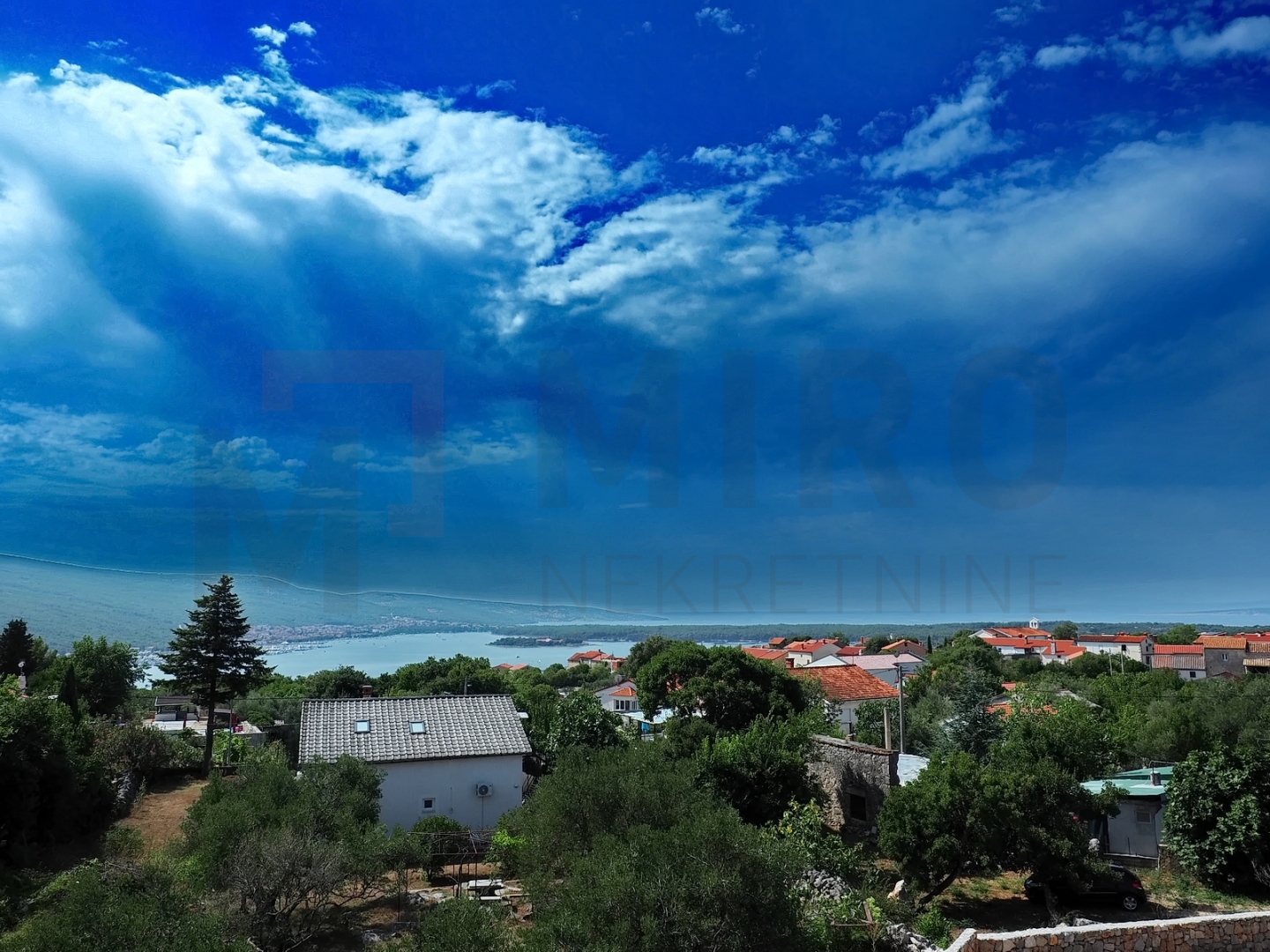 Grad Krk, okolica, moderna novogradnja s bazenom i panoramskim pogledom na more