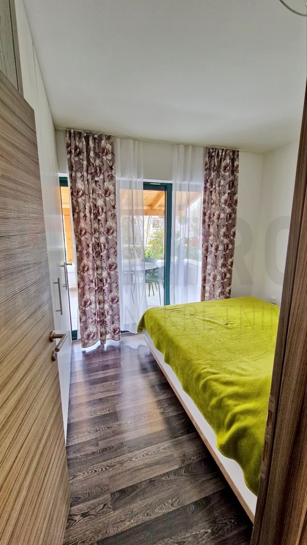 Grad Krk, lijepo namješten apartman u prizemlju s terasom i okućnicom , PRODAJA!