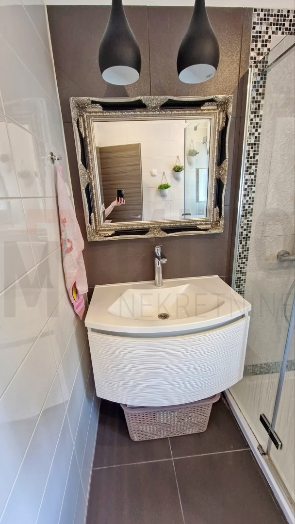 Grad Krk, lijepo namješten apartman u prizemlju s terasom i okućnicom , PRODAJA!