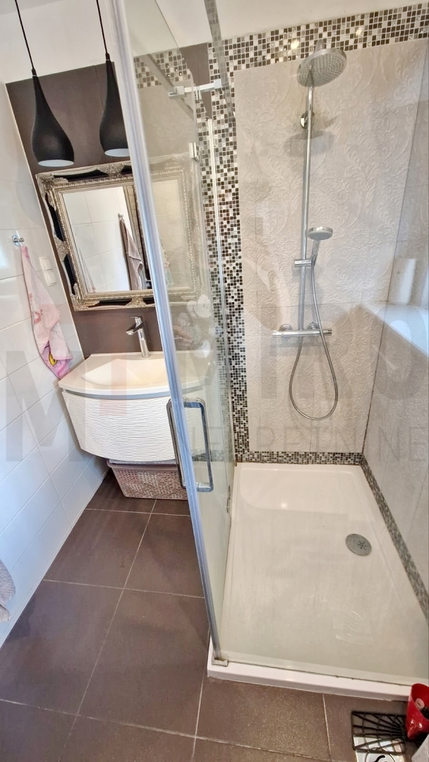 Grad Krk, lijepo namješten apartman u prizemlju s terasom i okućnicom , PRODAJA!