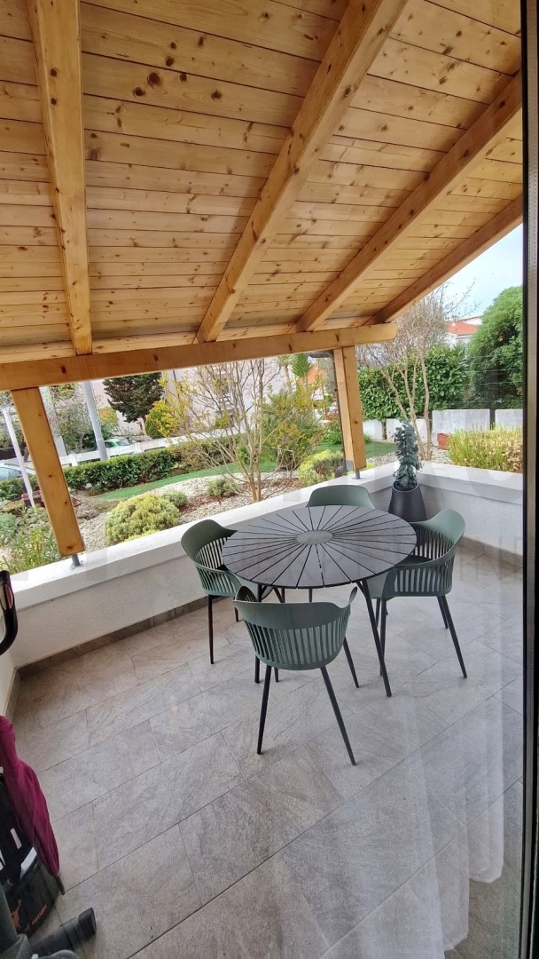 Grad Krk, lijepo namješten apartman u prizemlju s terasom i okućnicom , PRODAJA!