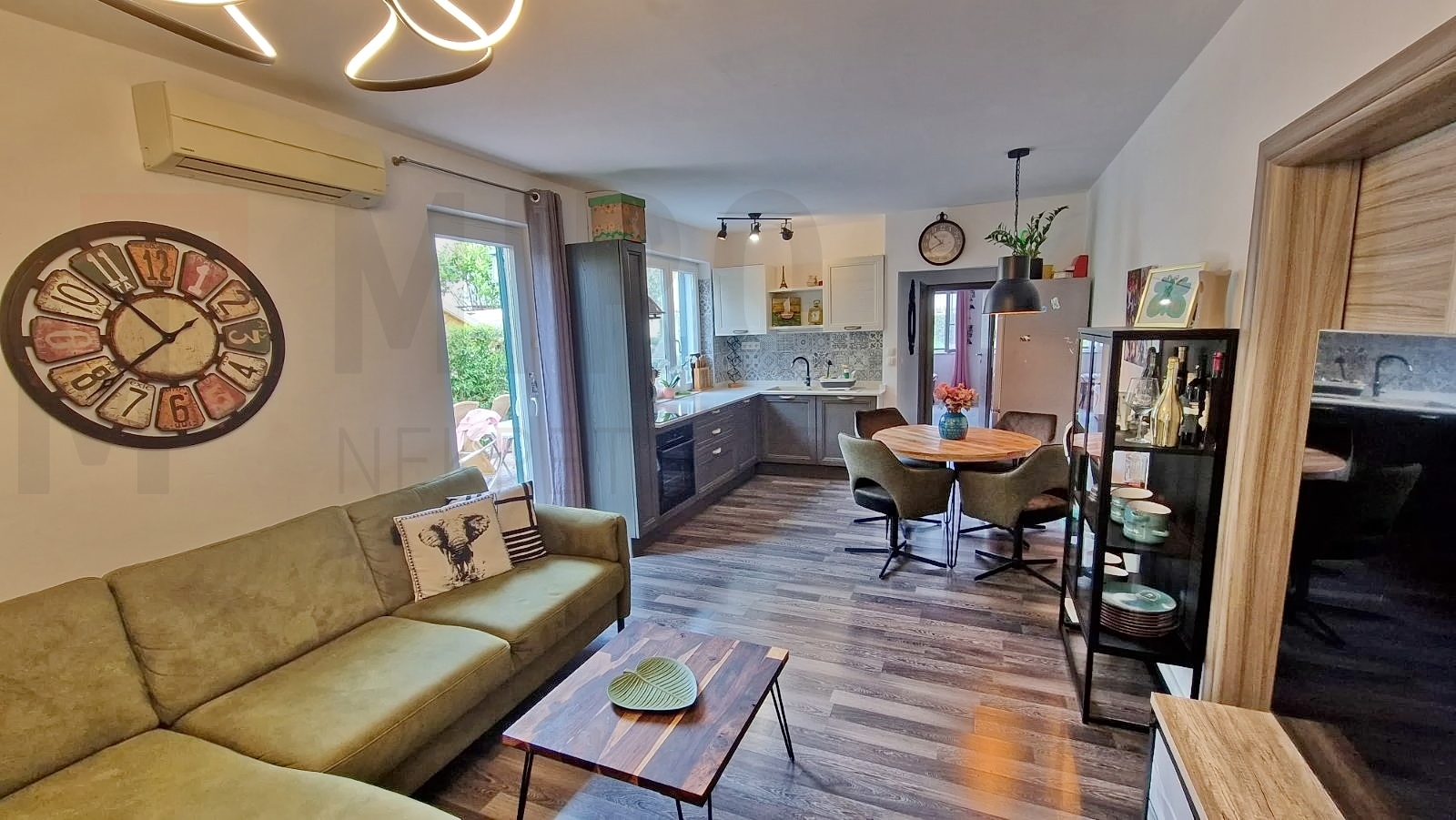 Grad Krk, lijepo namješten apartman u prizemlju s terasom i okućnicom , PRODAJA!