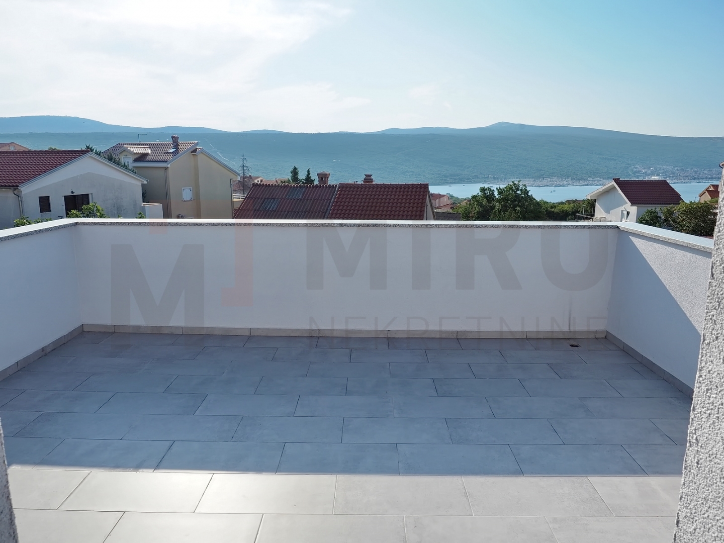 Krk, okolica, dvoetažni apartman s pogledom na more!
