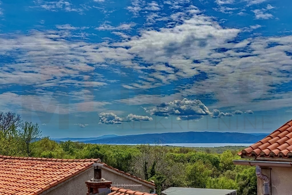 Krk, okolica, renovirana kamena kuća s pogledom na more