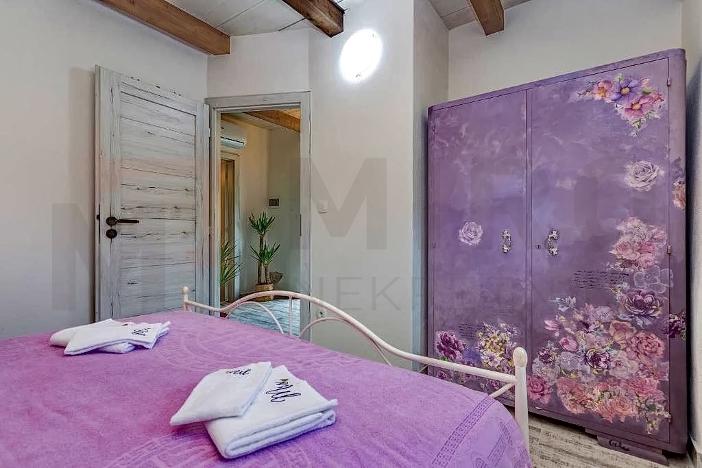 Krk, okolica, renovirana kamena kuća s pogledom na more