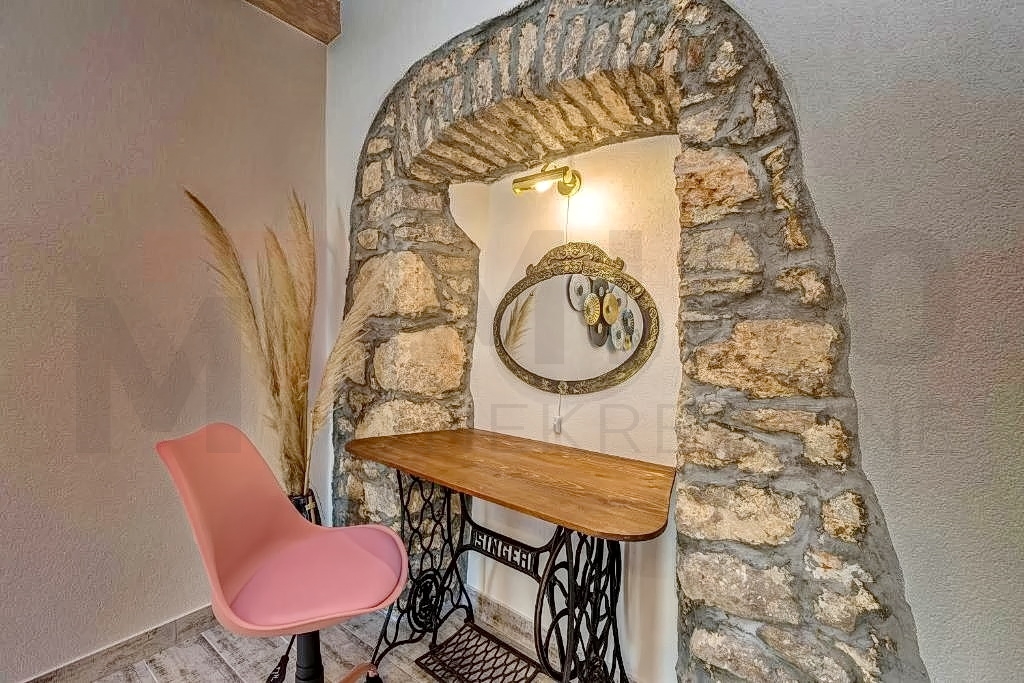 Krk, okolica, renovirana kamena kuća s pogledom na more