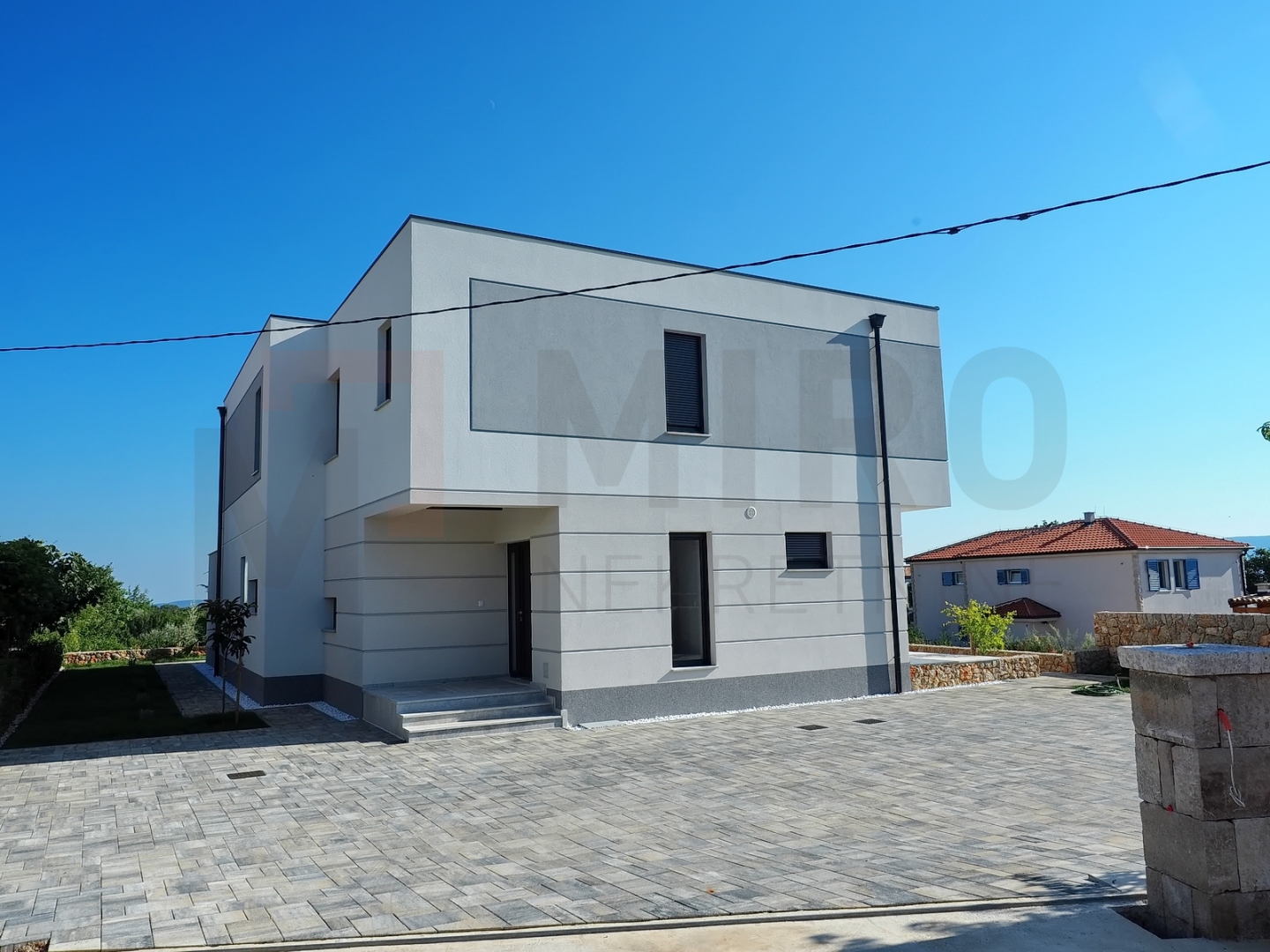 Krk, okolica, samostojeća moderna vila s bazenom i otvorenim pogledom na more