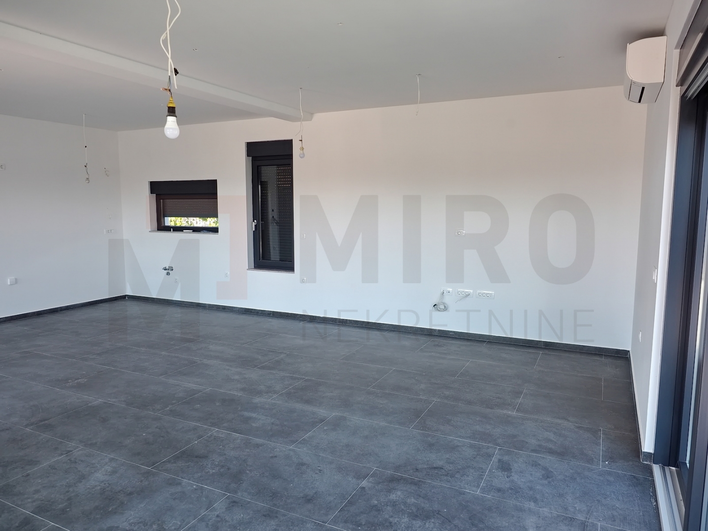 Krk, okolica, samostojeća moderna vila s bazenom i otvorenim pogledom na more
