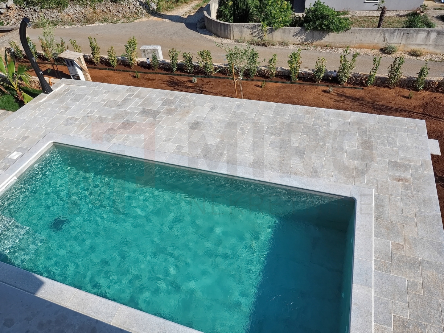 Krk, okolica, samostojeća moderna vila s bazenom i otvorenim pogledom na more