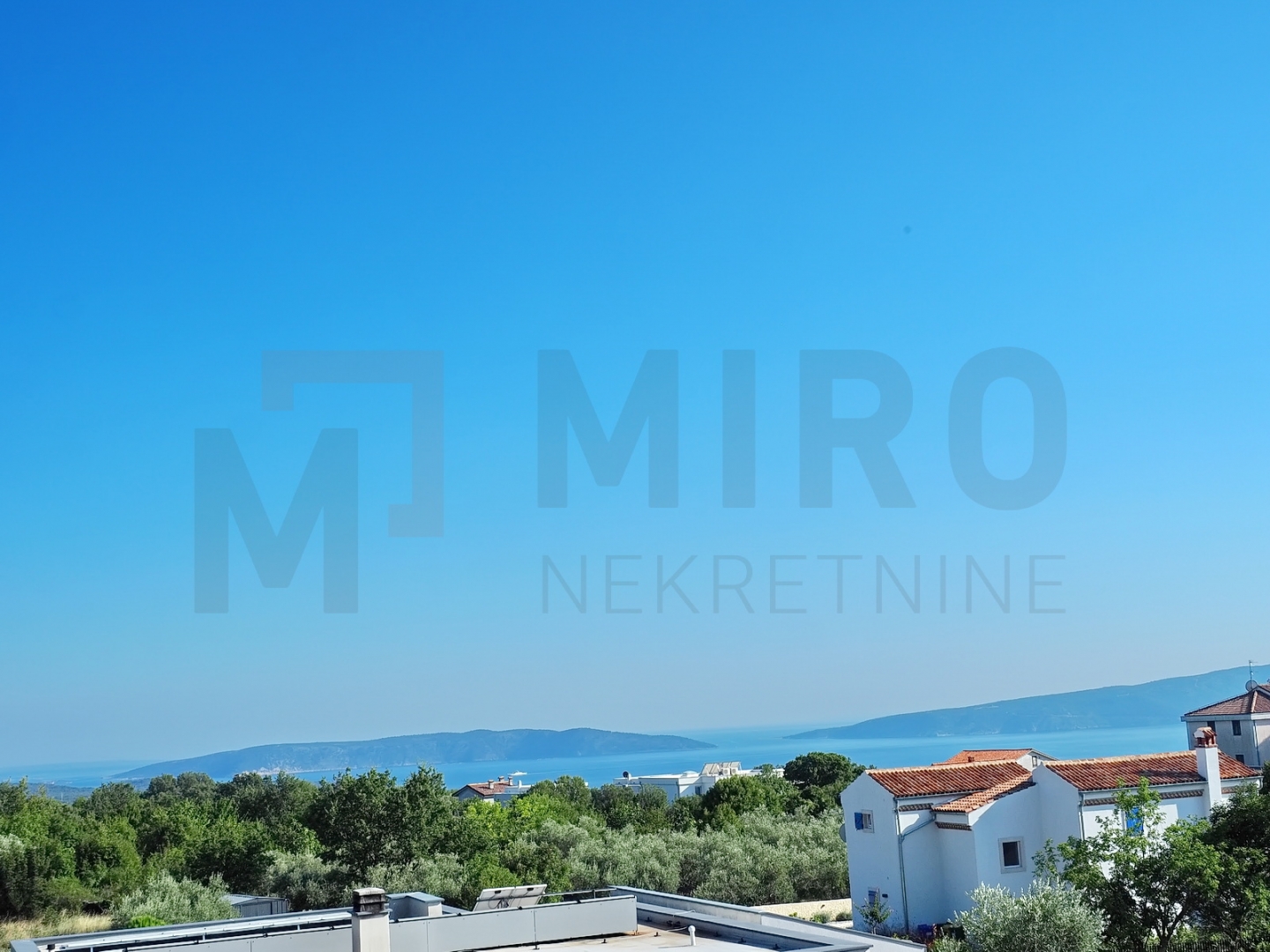 Krk, okolica, samostojeća moderna vila s bazenom i otvorenim pogledom na more