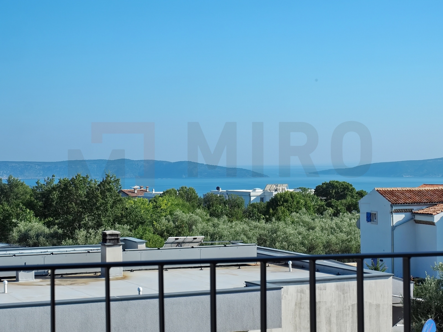 Krk, okolica, samostojeća moderna vila s bazenom i otvorenim pogledom na more