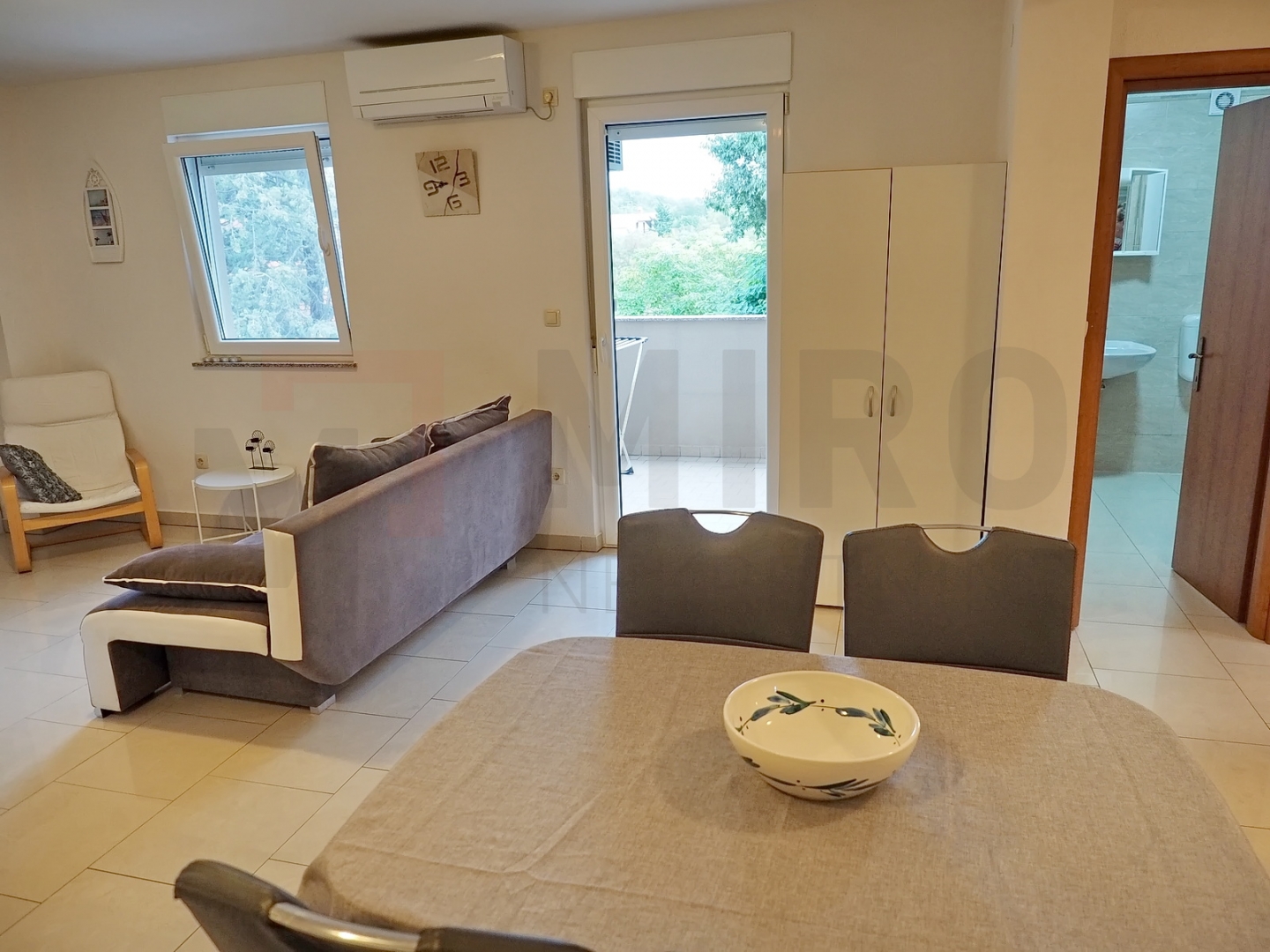Krk, okolica, 2 apartmana s okućnicom i zajedničkim bazenom, PRODAJA!