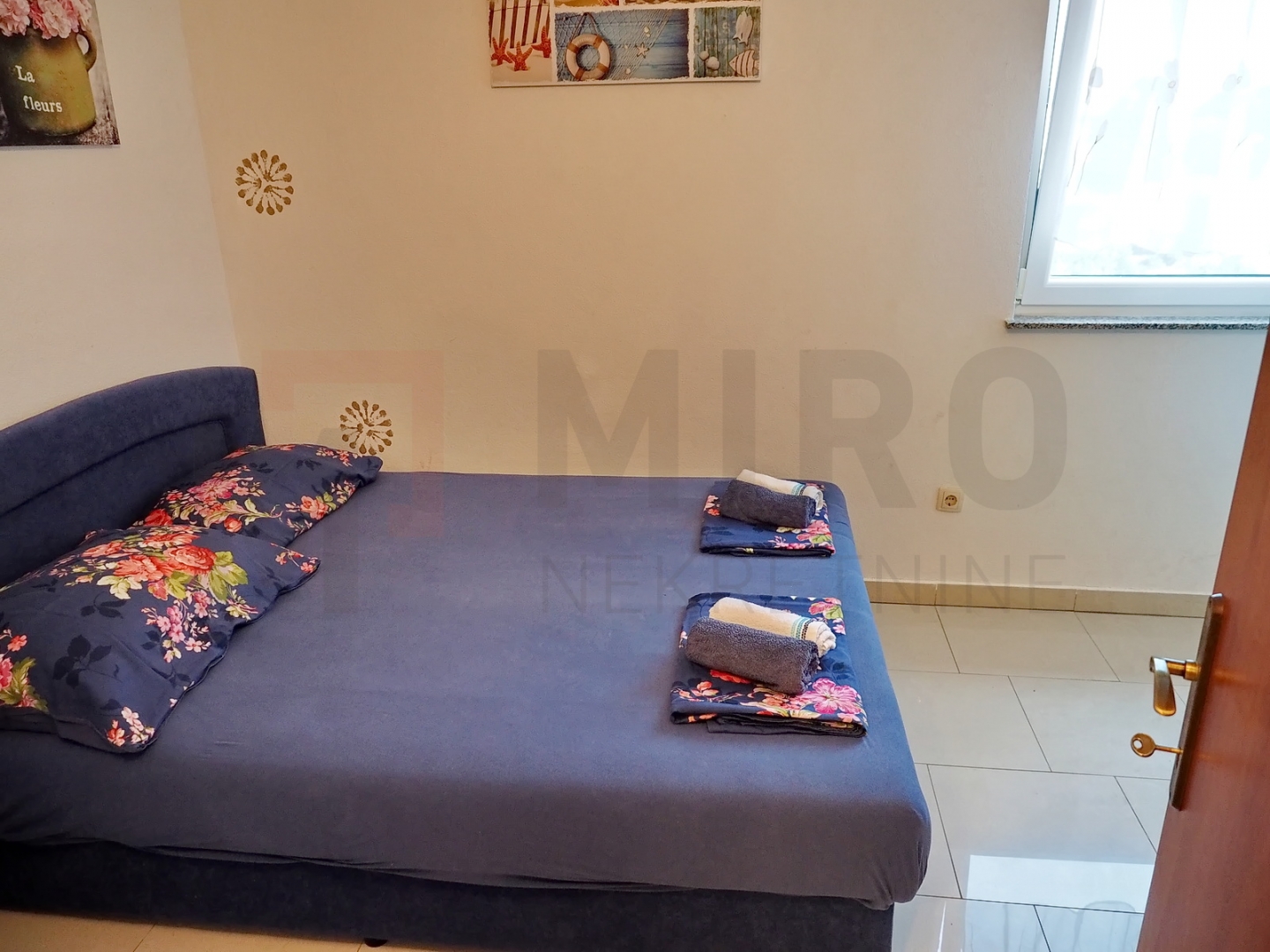 Krk, okolica, 2 apartmana s okućnicom i zajedničkim bazenom, PRODAJA!