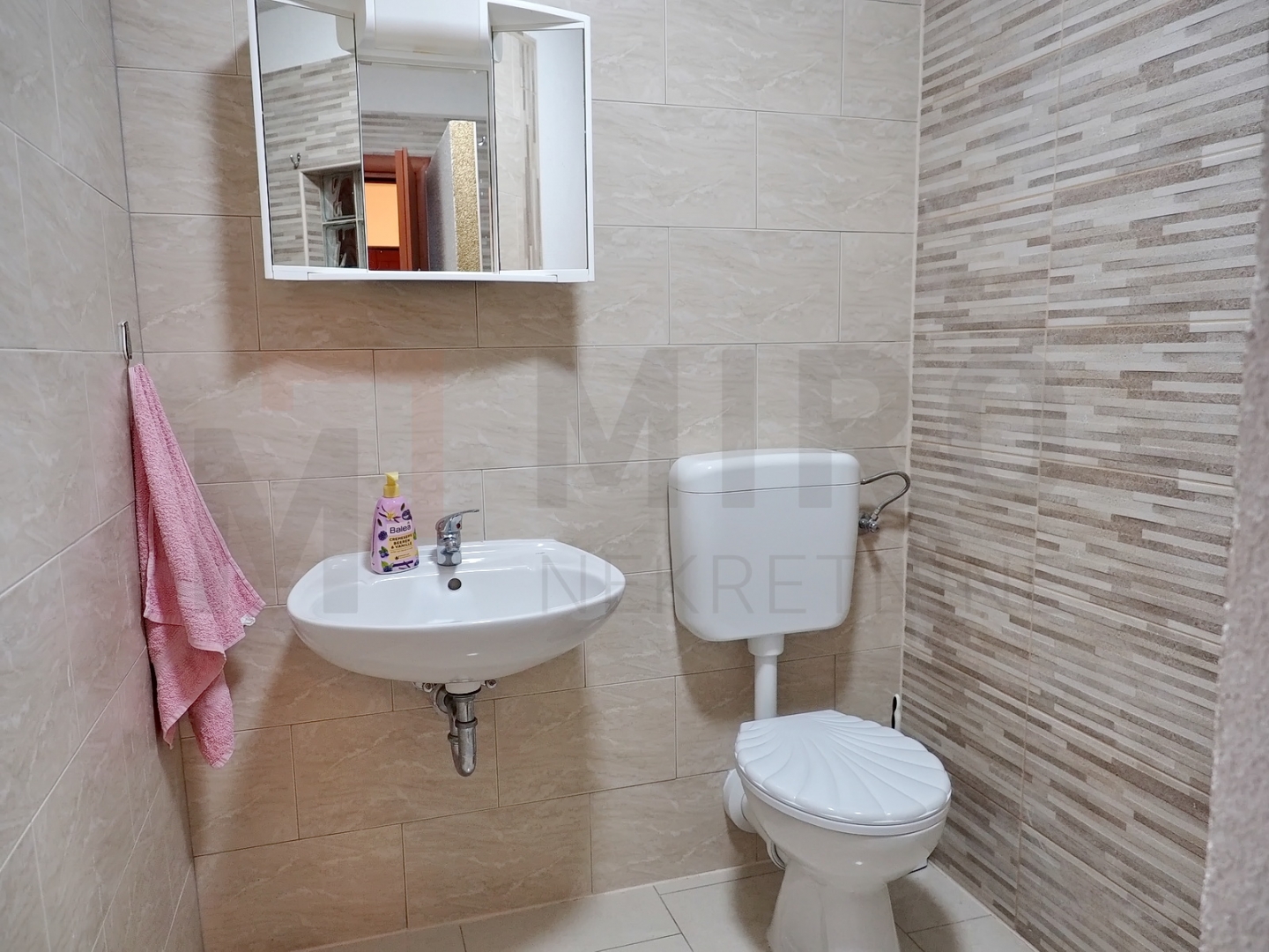 Krk, okolica, 2 apartmana s okućnicom i zajedničkim bazenom, PRODAJA!