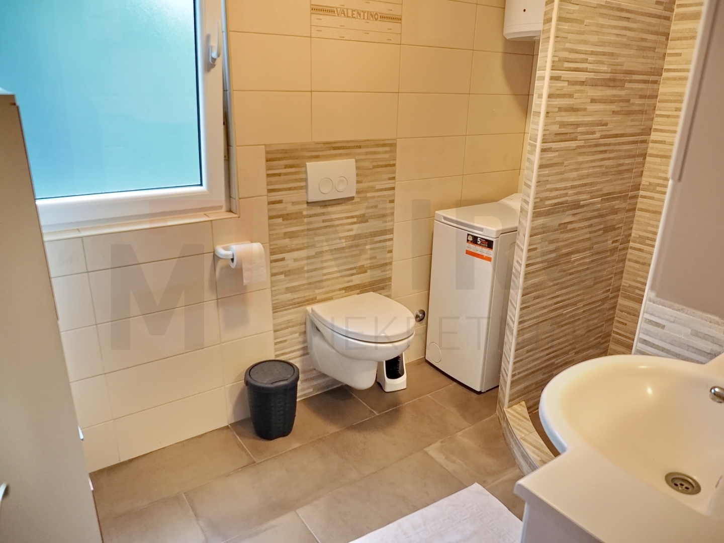 Krk, okolica, 2 apartmana s okućnicom i zajedničkim bazenom, PRODAJA!