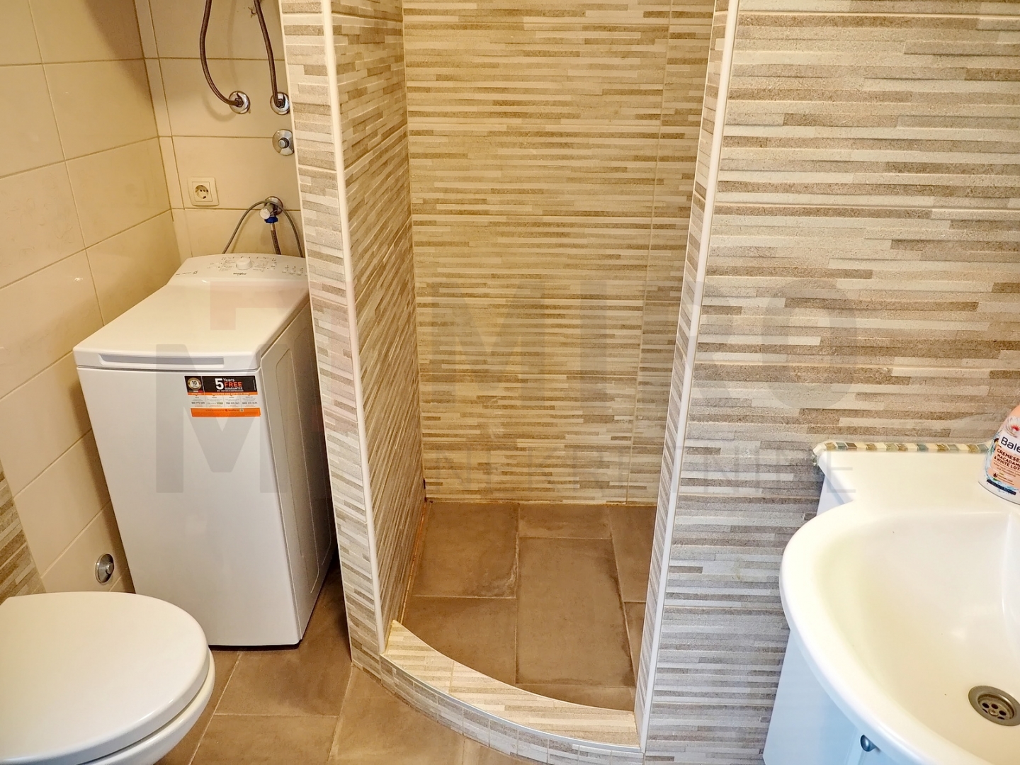 Krk, okolica, 2 apartmana s okućnicom i zajedničkim bazenom, PRODAJA!