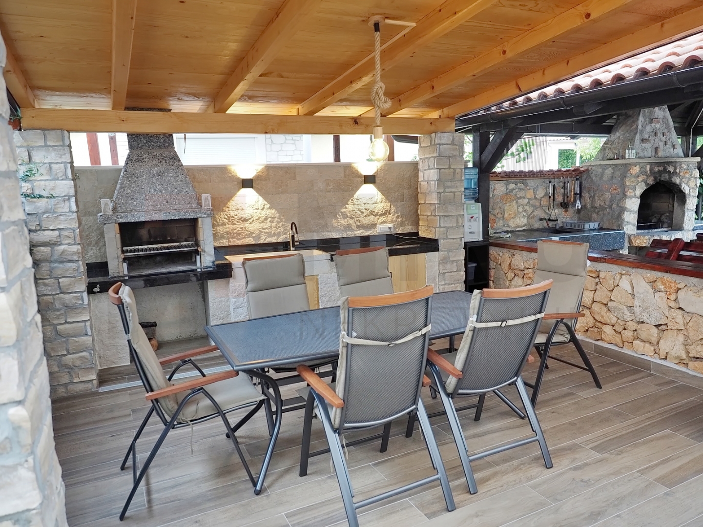 Krk, okolica, 2 apartmana s okućnicom i zajedničkim bazenom, PRODAJA!