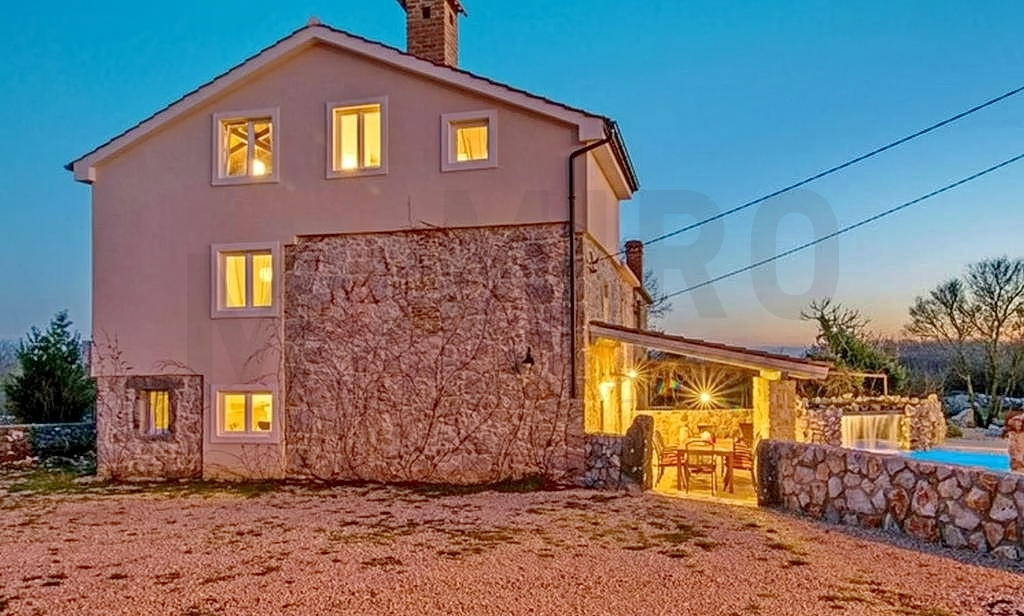 Vrbnik, okolica, rustikalna kamena kuća s bazenom na mirnoj lokaciji, PRODAJA!