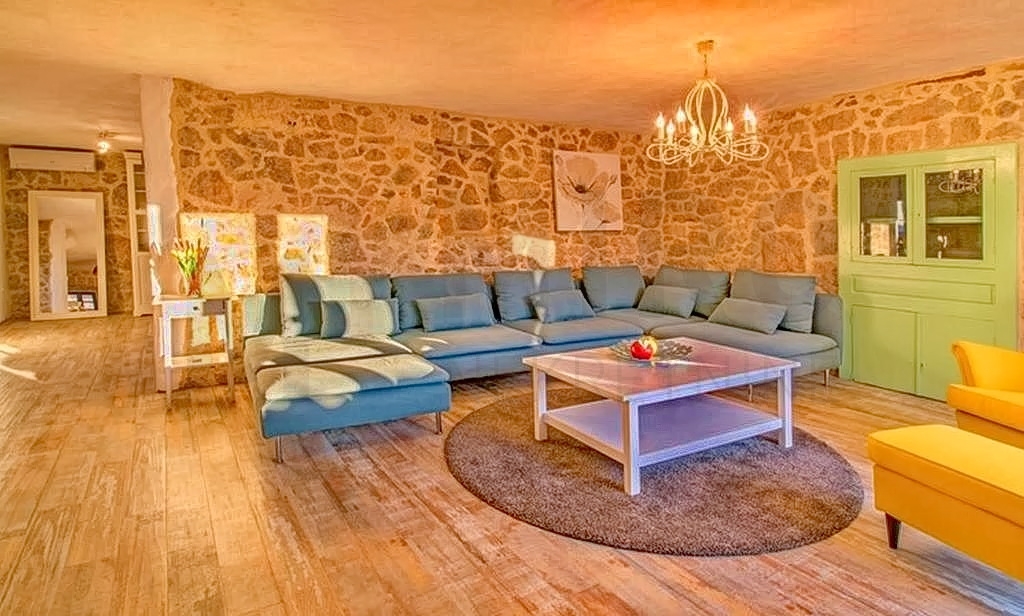 Vrbnik, okolica, rustikalna kamena kuća s bazenom na mirnoj lokaciji, PRODAJA!