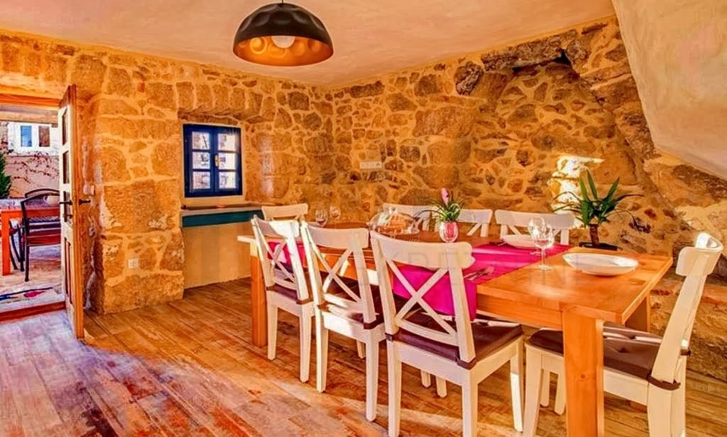 Vrbnik, okolica, rustikalna kamena kuća s bazenom na mirnoj lokaciji, PRODAJA!