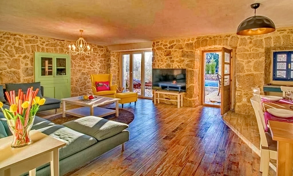Vrbnik, okolica, rustikalna kamena kuća s bazenom na mirnoj lokaciji, PRODAJA!