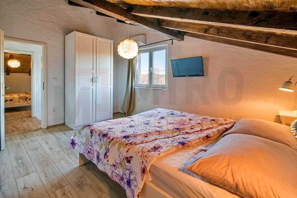 Vrbnik, okolica, rustikalna kamena kuća s bazenom na mirnoj lokaciji, PRODAJA!
