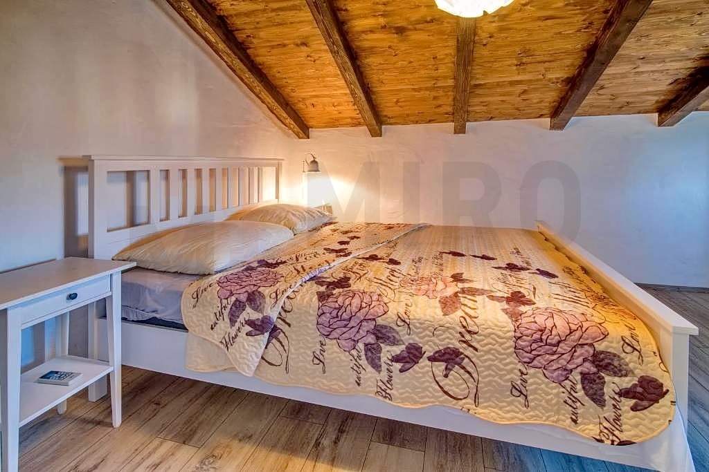 Vrbnik, okolica, rustikalna kamena kuća s bazenom na mirnoj lokaciji, PRODAJA!