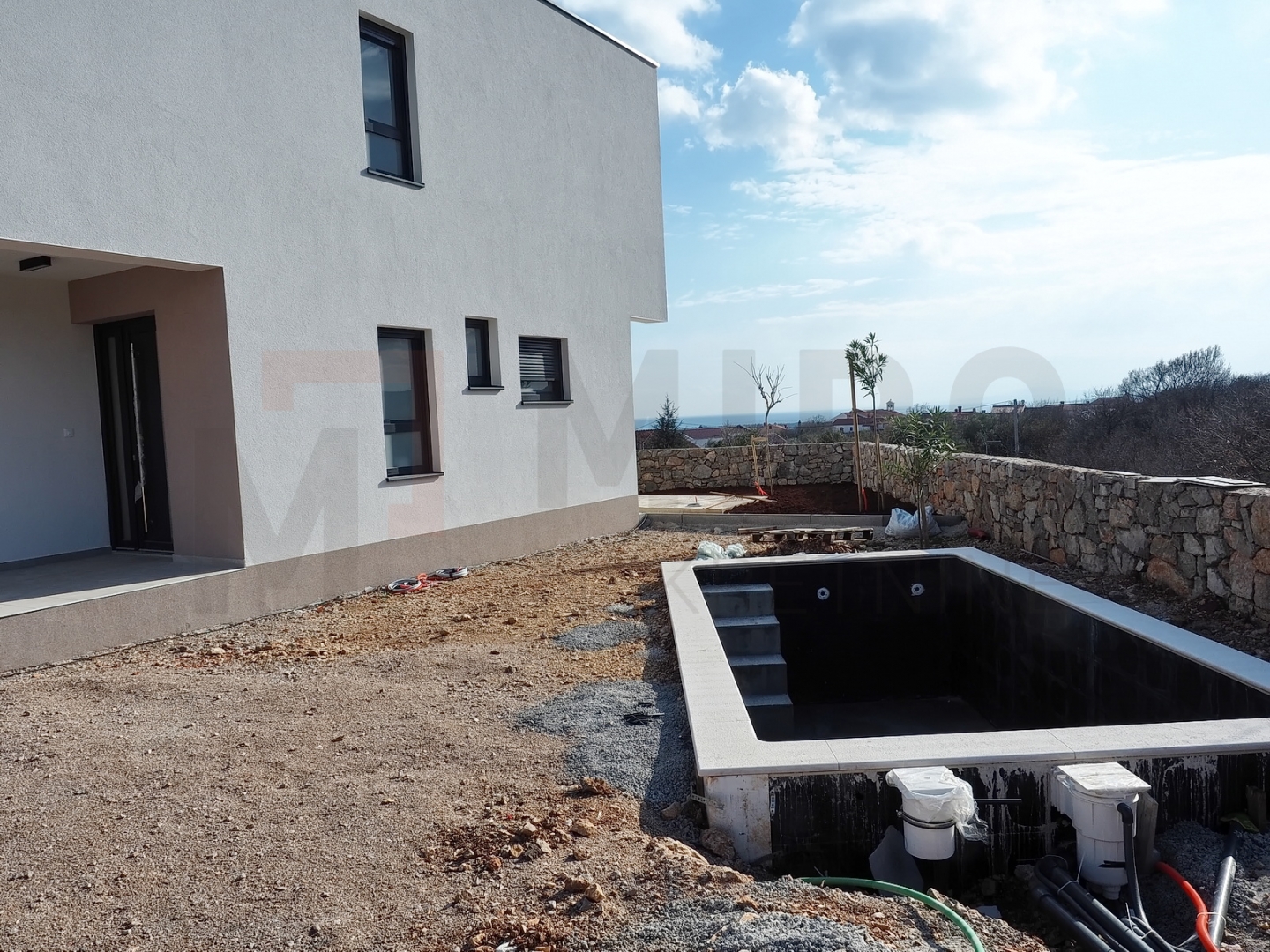 Grad Krk, okolica, moderna novogradnja s bazenom i panoramskim pogledom na more