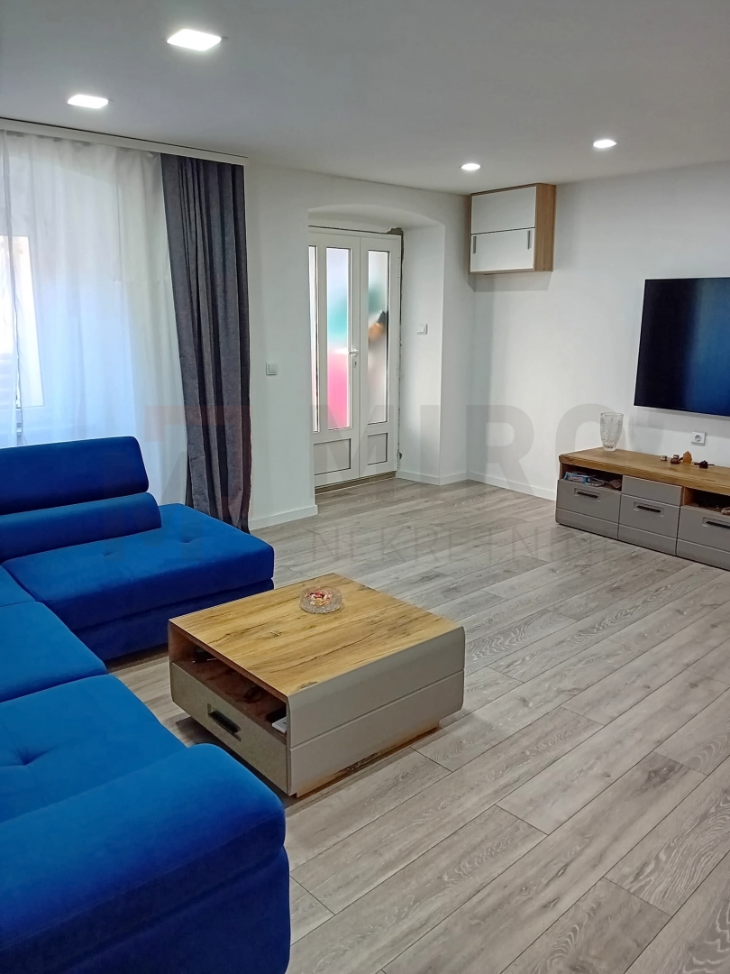 Omišalj, centar, renovirana kuća u nizu s okućnicom, PRODAJA! 
