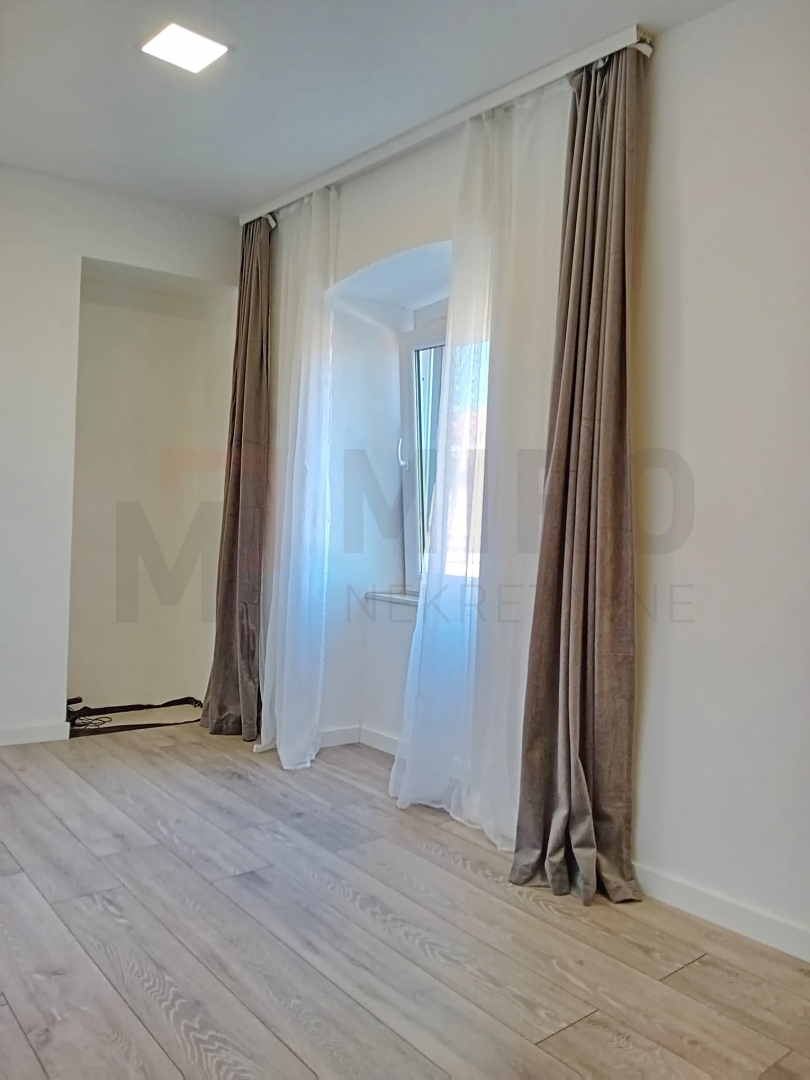 Omišalj, centar, renovirana kuća u nizu s okućnicom, PRODAJA! 