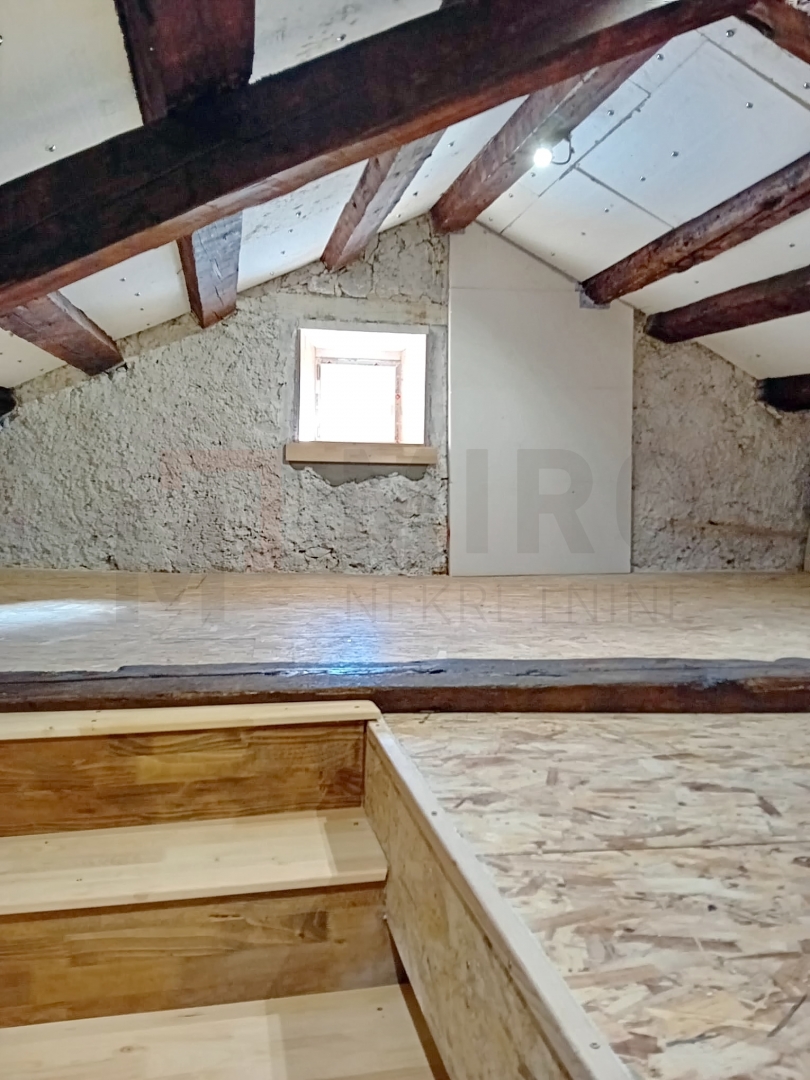 Omišalj, centar, renovirana kuća u nizu s okućnicom, PRODAJA! 