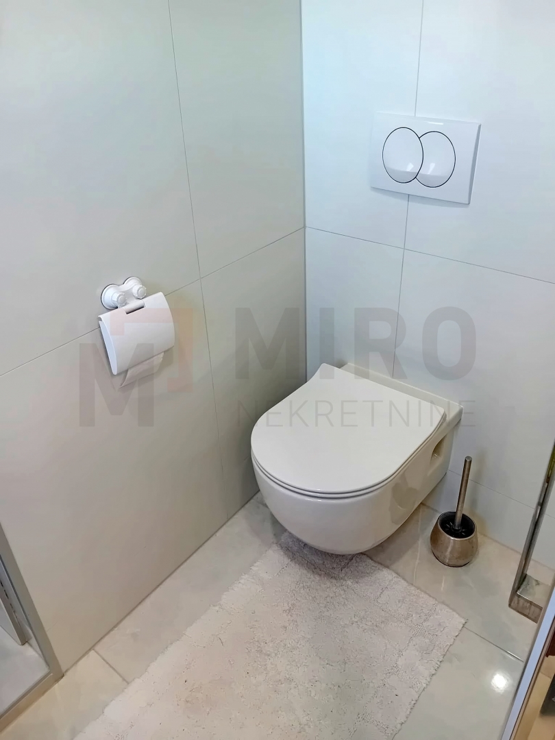 Omišalj, centar, renovirana kuća u nizu s okućnicom, PRODAJA! 