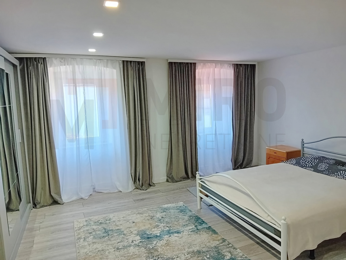 Omišalj, centar, renovirana kuća u nizu s okućnicom, PRODAJA! 