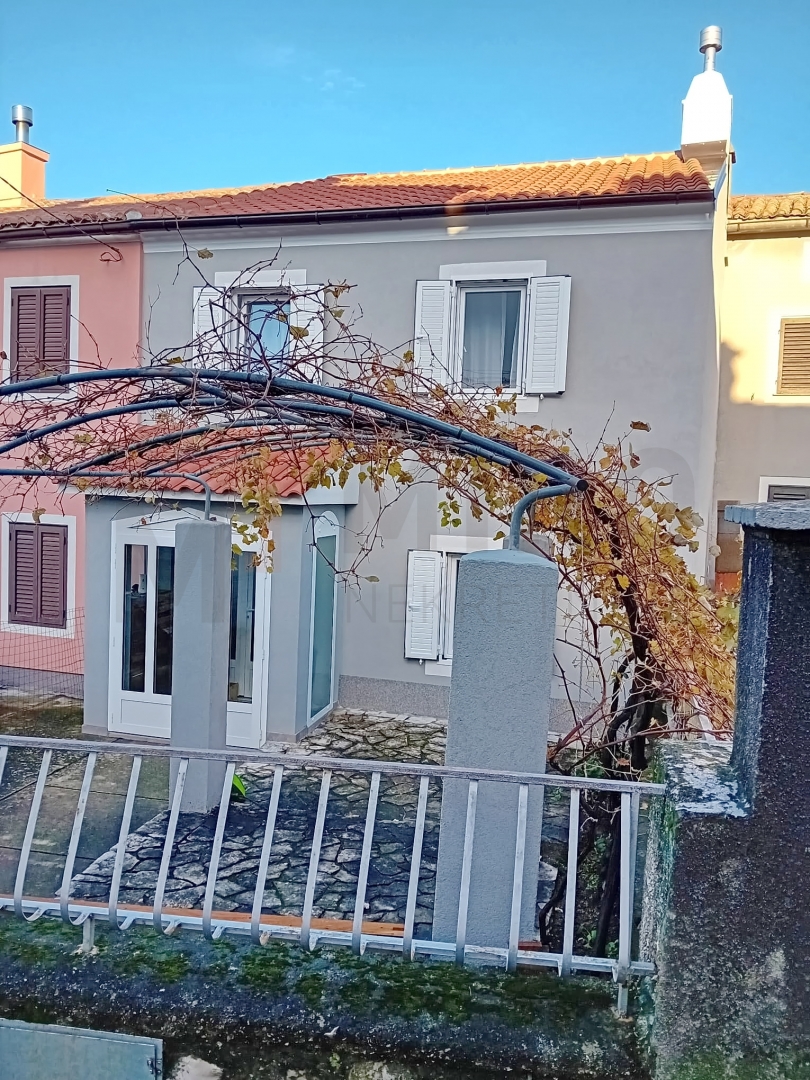 Omišalj, centar, renovirana kuća u nizu s okućnicom, PRODAJA! 