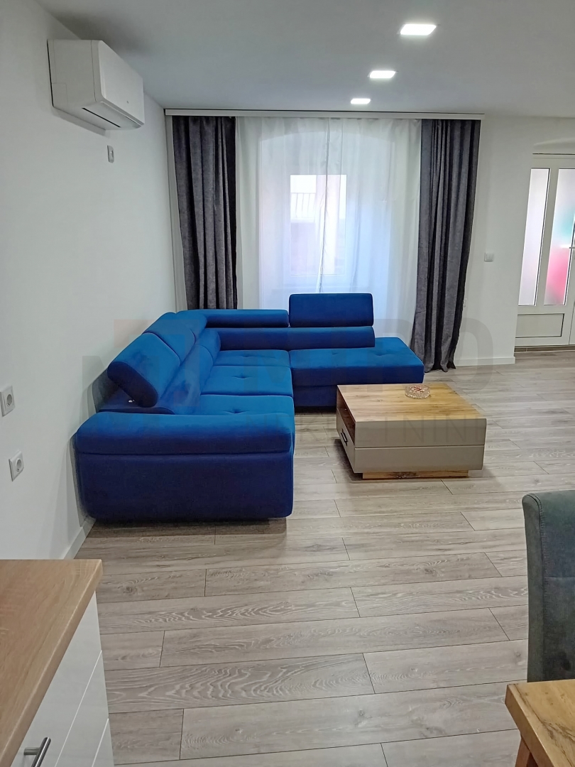Omišalj, centar, renovirana kuća u nizu s okućnicom, PRODAJA! 
