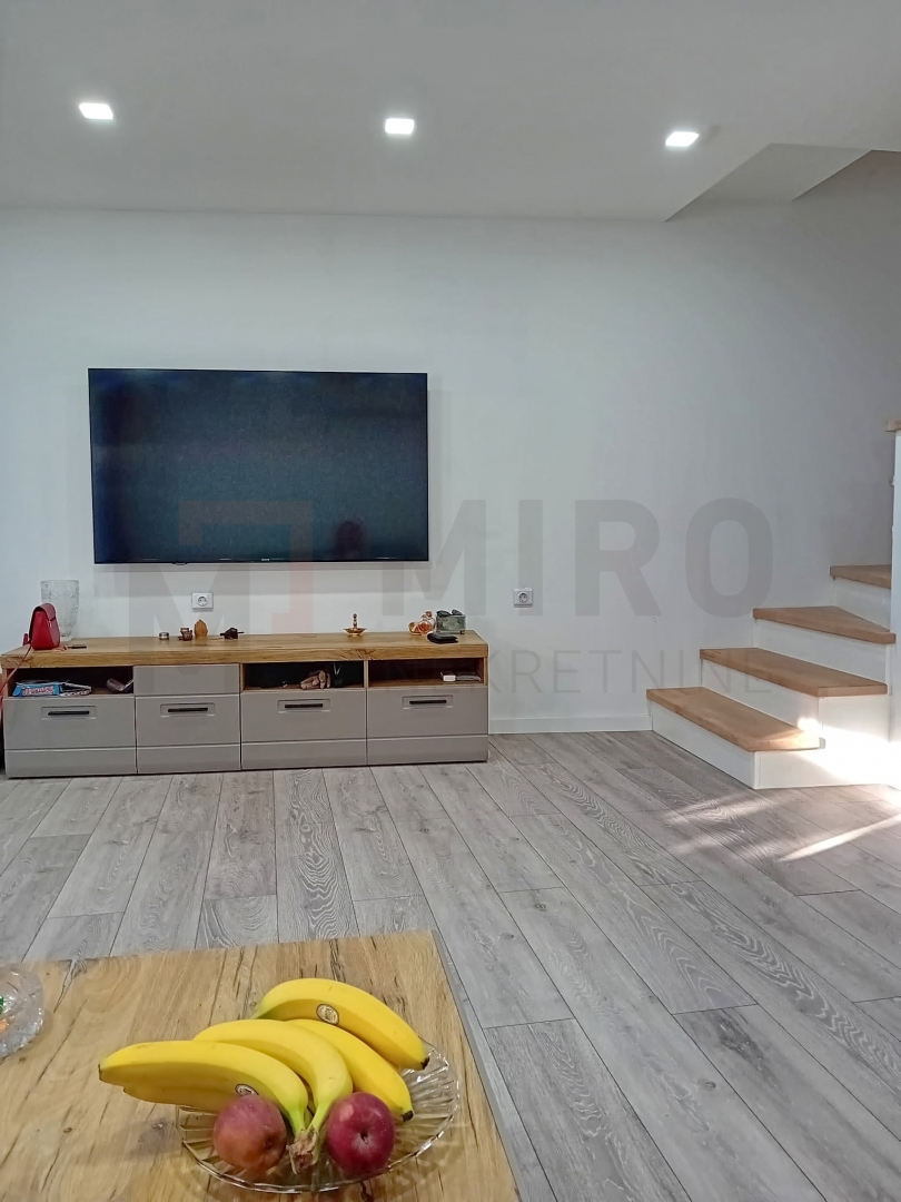Omišalj, centar, renovirana kuća u nizu s okućnicom, PRODAJA! 