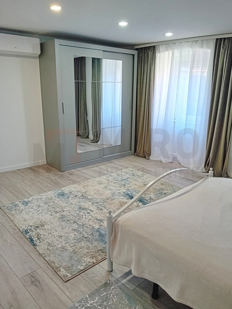 Omišalj, centar, renovirana kuća u nizu s okućnicom, PRODAJA! 