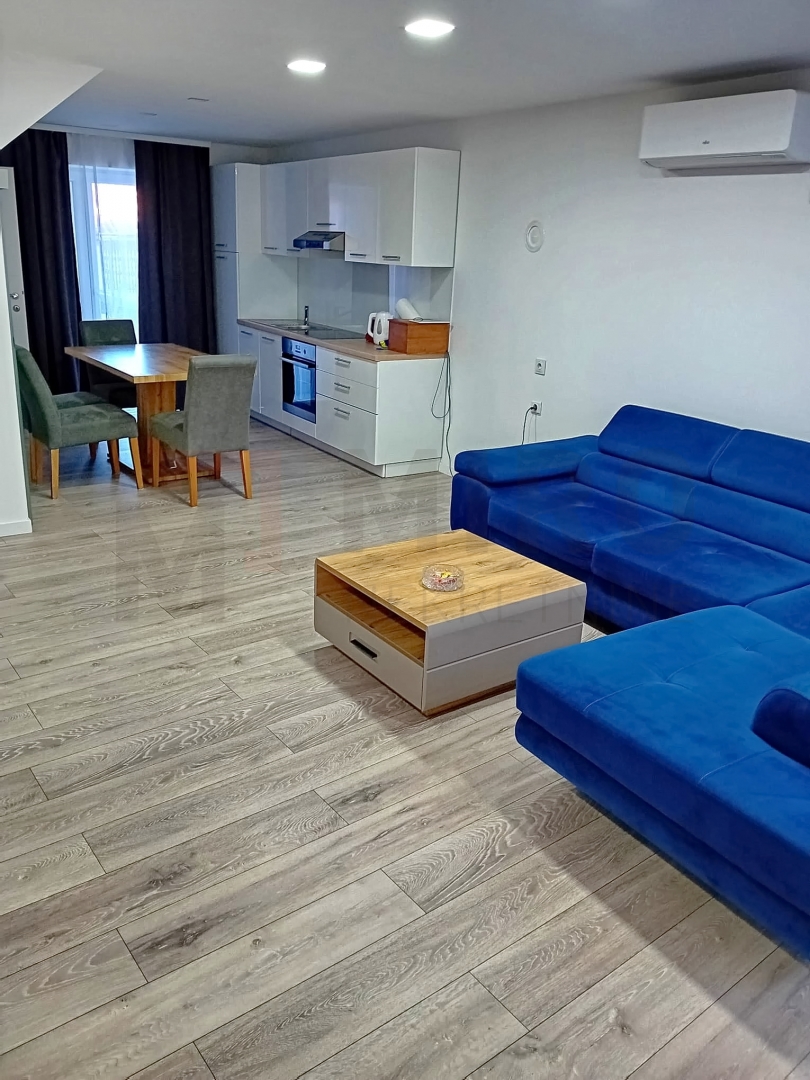 Omišalj, centar, renovirana kuća u nizu s okućnicom, PRODAJA! 