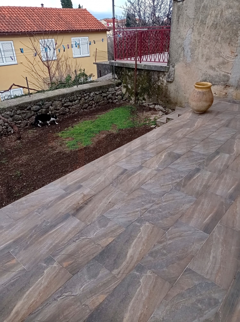 Omišalj, centar, renovirana kuća u nizu s okućnicom, PRODAJA! 