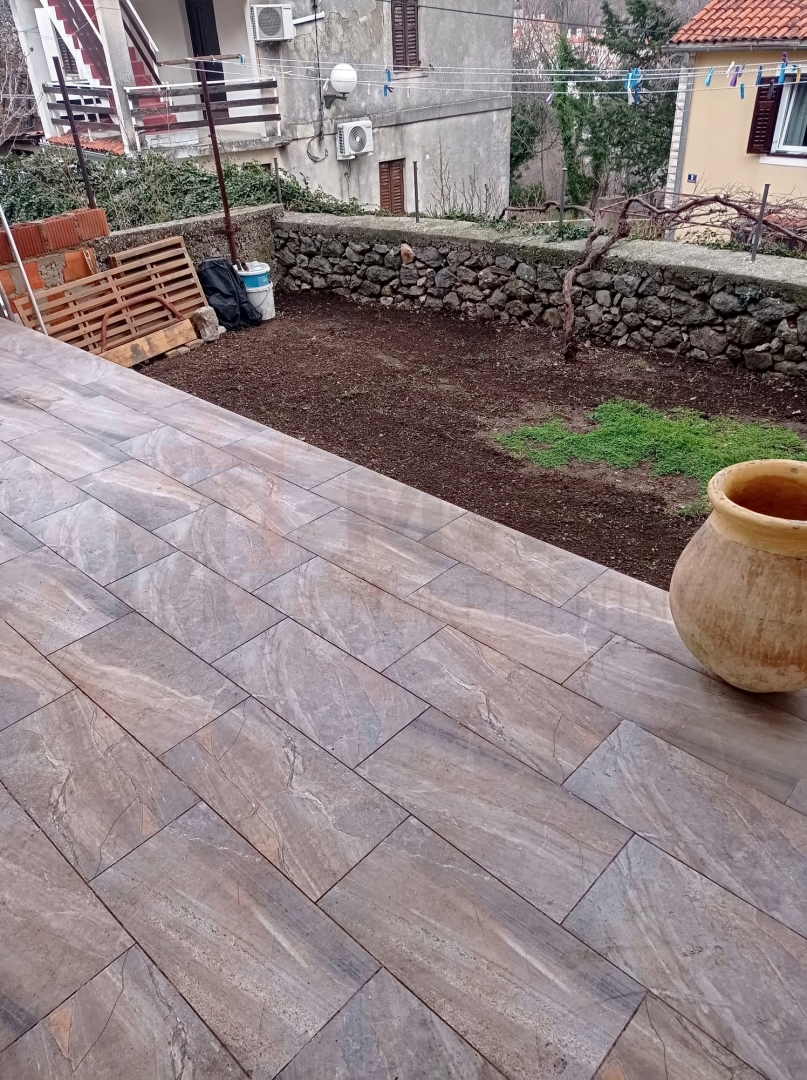Omišalj, centar, renovirana kuća u nizu s okućnicom, PRODAJA! 