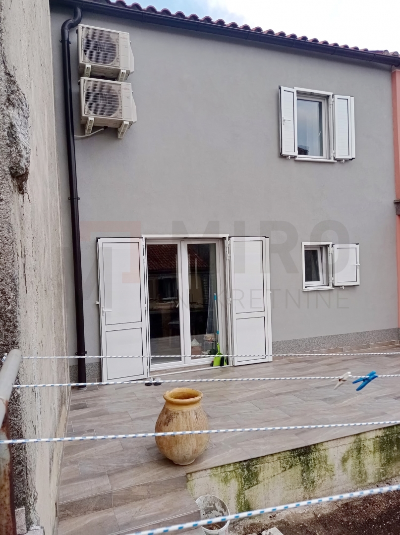 Omišalj, centar, renovirana kuća u nizu s okućnicom, PRODAJA! 