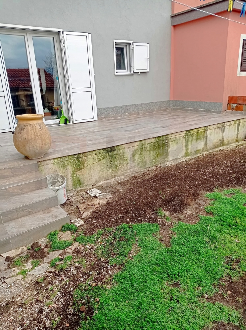 Omišalj, centar, renovirana kuća u nizu s okućnicom, PRODAJA! 