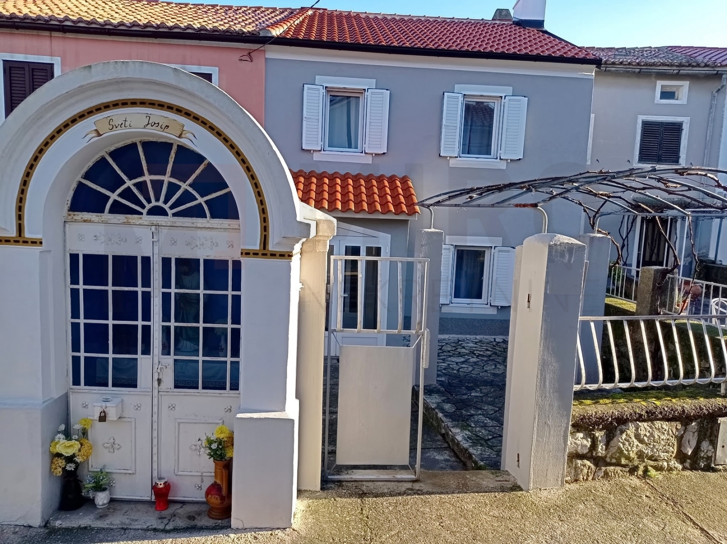 Omišalj, centar, renovirana kuća u nizu s okućnicom, PRODAJA! 
