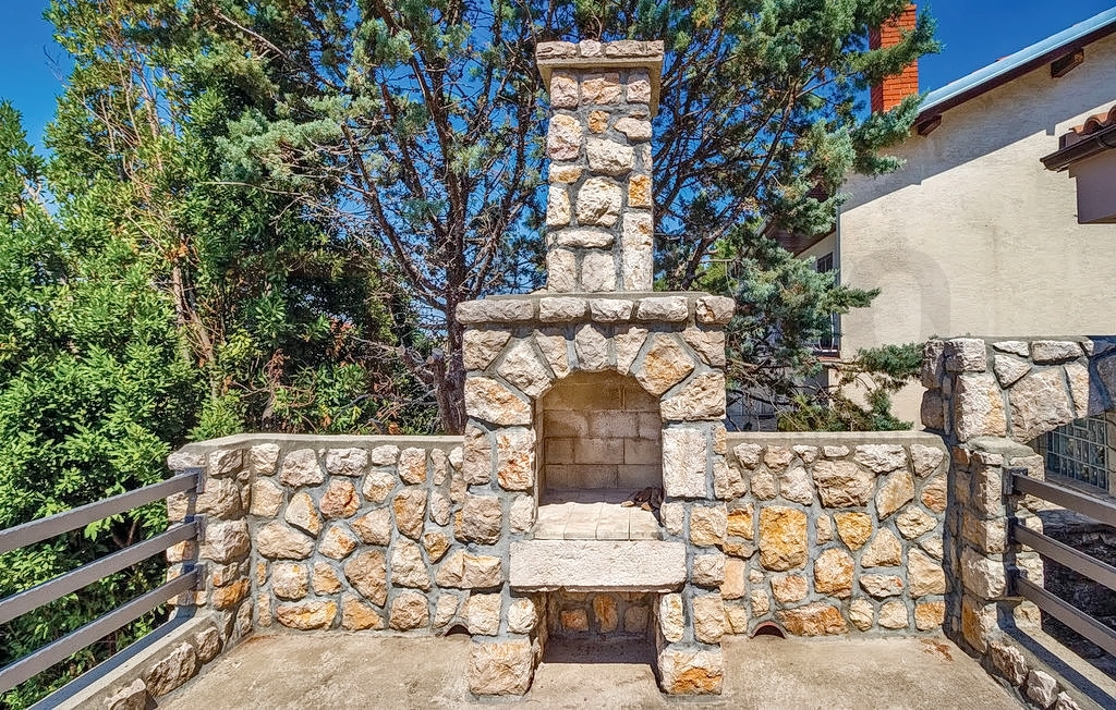 Crikvenica, okolica, namješten apartman blizu mora, PRODAJA!