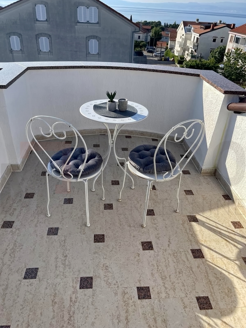 Malinska, apartmanska kuća s bazenom, PRODAJA!