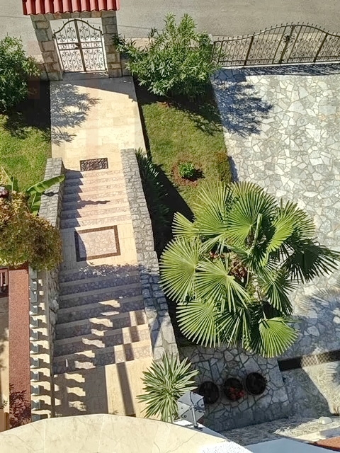 Malinska, apartmanska kuća s bazenom, PRODAJA!
