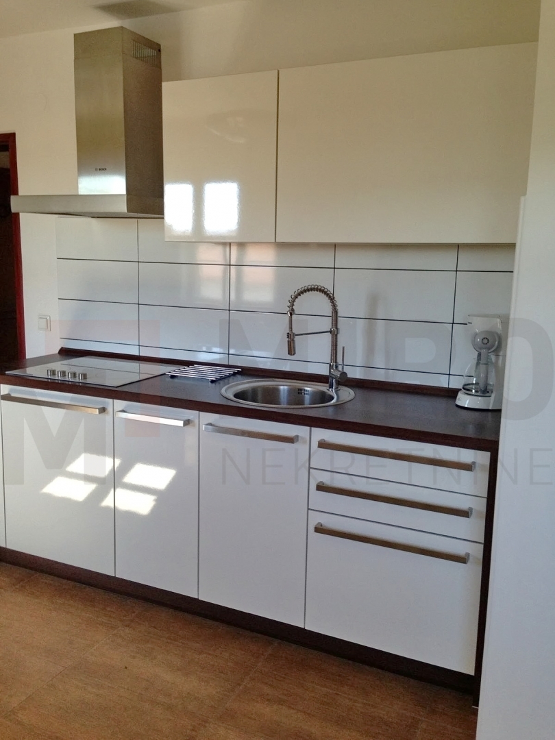 Malinska, apartmanska kuća s bazenom, PRODAJA!