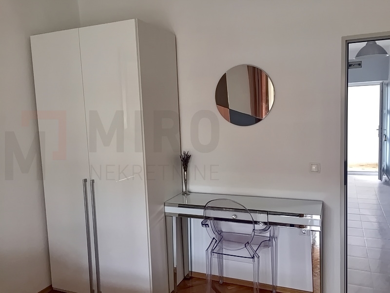 Malinska, apartmanska kuća s bazenom, PRODAJA!