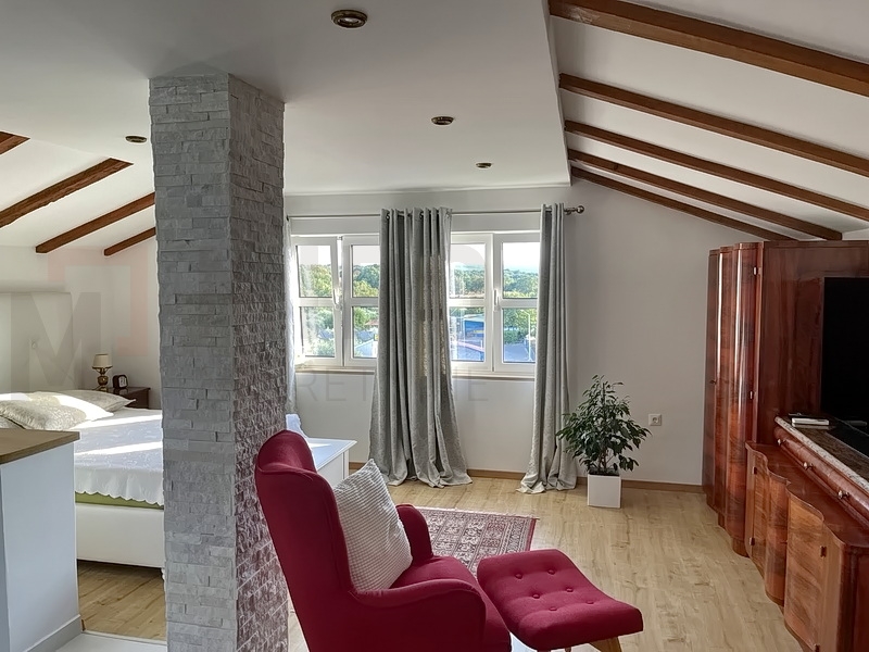 Malinska, apartmanska kuća s bazenom, PRODAJA!