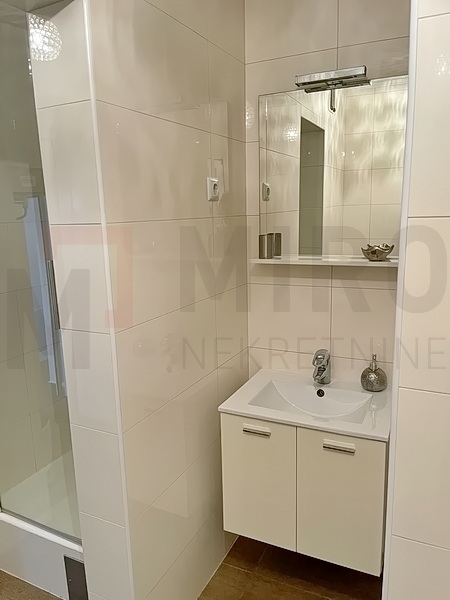 Malinska, apartmanska kuća s bazenom, PRODAJA!